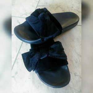 Velvet bow tie slides